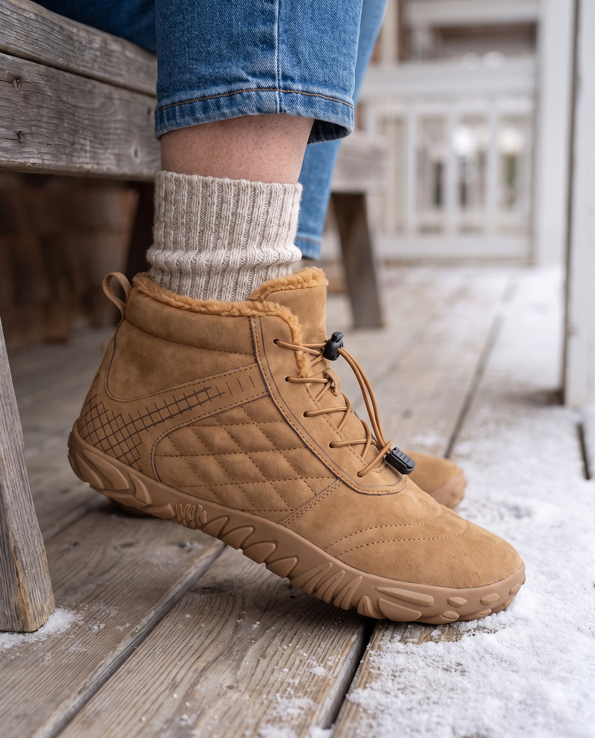 Snowline Tundra in Brown gedragen met een dikke wollen sok