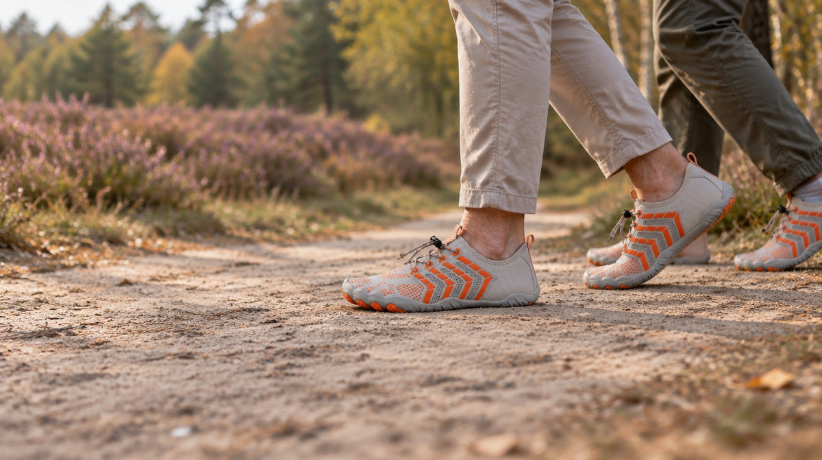 Twee wandelaars in de Norvaflex Ridge op een zandpad, schoenen in profiel