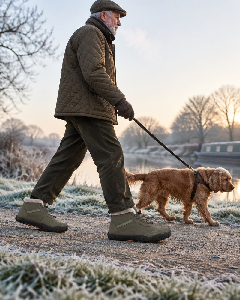 Norva Snowline Frost in legergroen tijdens een hondenwandeling op een berijpt pad
