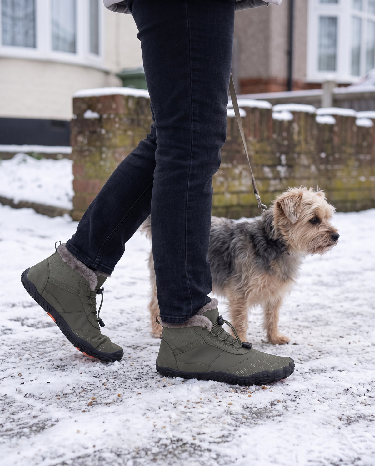 Snowline Frost in Army Green tijdens een hondenwandeling