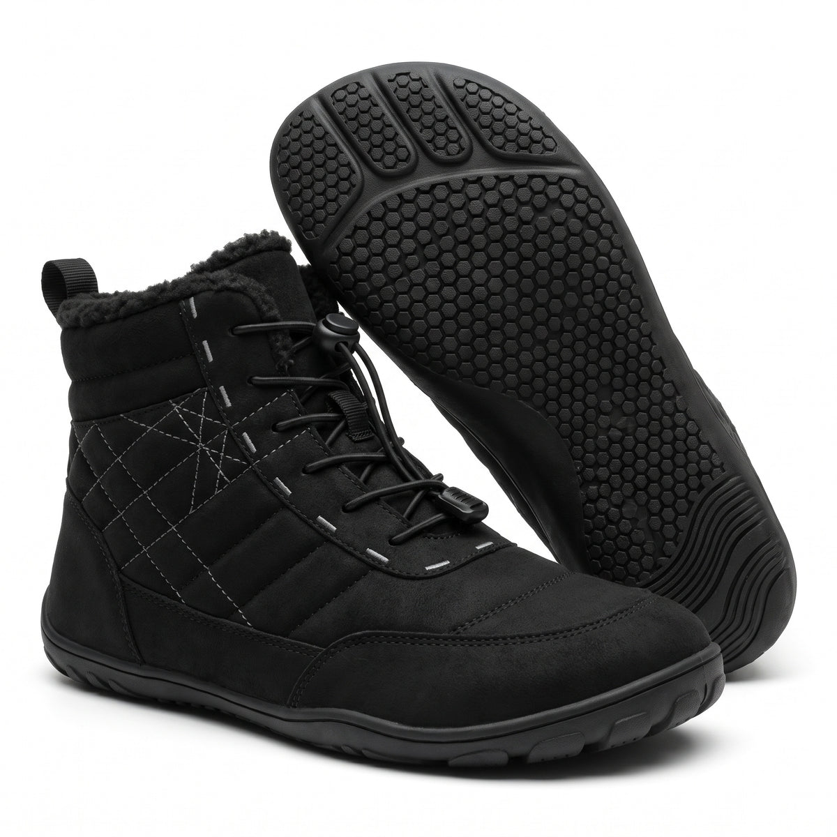 Norva Snowline Tundra in Black, één schoen rechtop en één gekanteld met de zool naar de camera